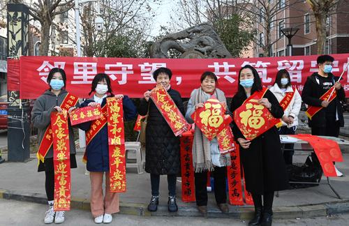 6.社区居民与学校师生合影留念