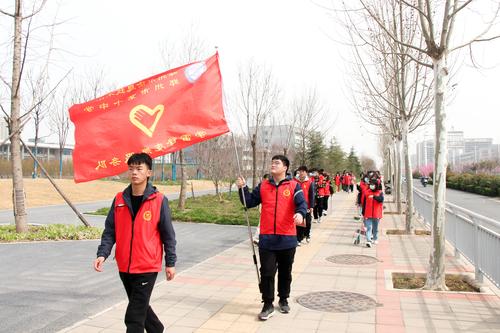 （1）开展“万名团员进社区——用行动传承雷锋精神”志愿服务活动