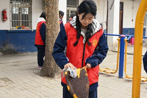 1志愿者打扫健身器材