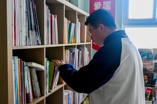 学生在学校书吧查阅书籍