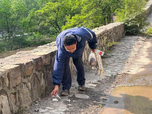 4学生们主动清理路边垃圾